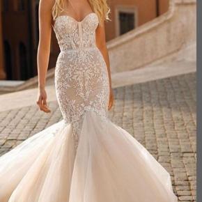 Strapless Sweetheart Fit and flare Lace Glitter Wedding Dress 