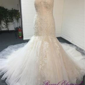 Fit and flare Lace Wedding Dress RE702